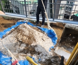 인천서구미니포크레인 크레인으로 옥상올려 화단철거한 실제