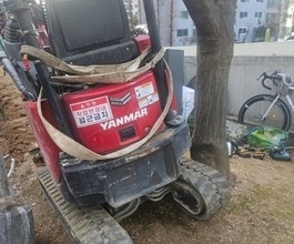 검단미니포크레인 나무사이좁은곳에서 바퀴줄이고 화단터파기