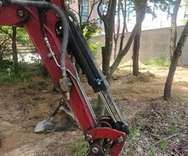 청라미니포크레인 학교 나무가많은 좁은곳에서 기초땅팠던 