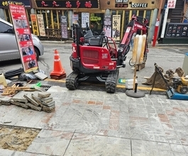 인천중구미니포크레인 전광판설치 바닥뿌레카깨고 전기선묻은