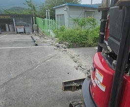 인천연수구미니포크레인 기초석2개매설하고 뿌레카로 전기배